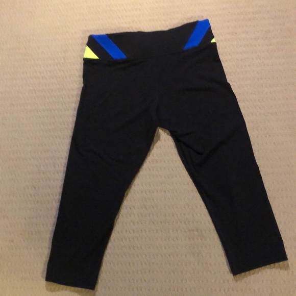 Pink Ultimate Yoga Capri Leggings - Picture 5 of 6